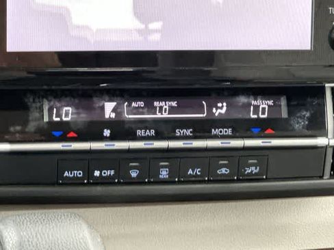 Used 2023 Toyota Sienna LE AWD/4WD image 14