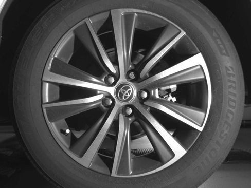 Used 2023 Toyota Venza LE image 12