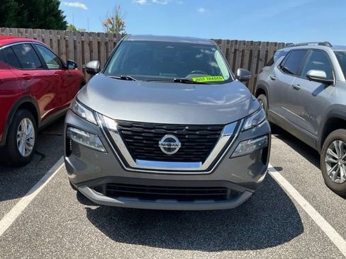 Used 2021 Nissan Rogue SV FWD image 2