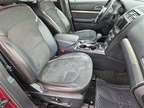 Used 2018 Ford Explorer XLT w/ Equipment Group 202A AWD/4WD image 20