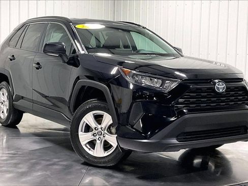 Used 2021 Toyota RAV4 LE image 3
