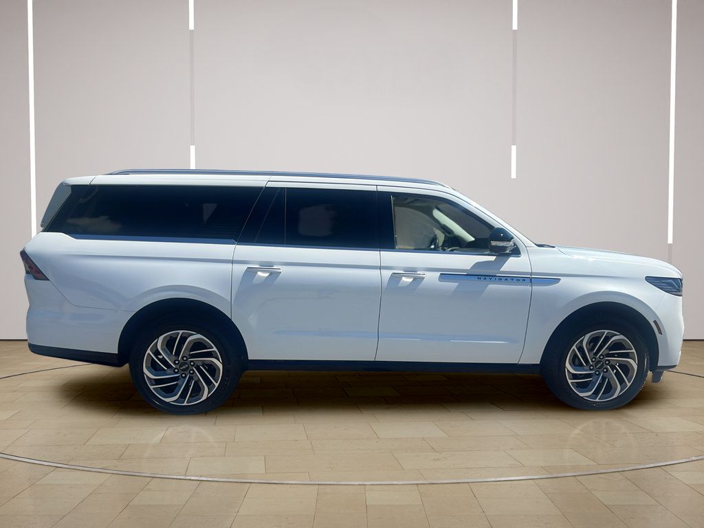 Used 2026 Lincoln Navigator L Reserve AWD/4WD image 8