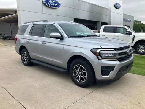 Used 2024 Ford Expedition XLT AWD/4WD image 3