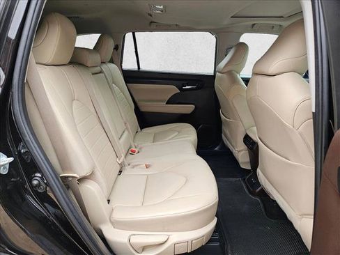 Used 2021 Toyota Highlander XLE image 20