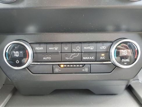 Used 2019 Ford Expedition XLT image 18