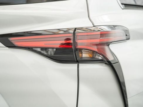 Certified 2024 Toyota Sienna Limited FWD image 9