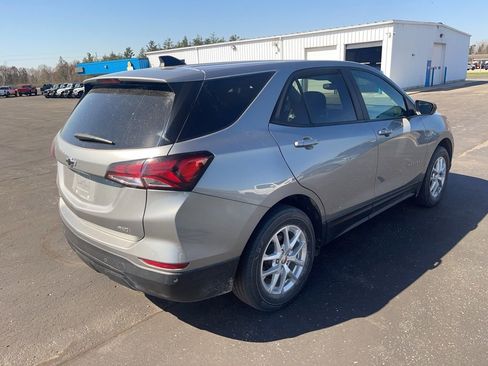 Used 2023 Chevrolet Equinox LS w/ LS Convenience Package AWD/4WD image 3