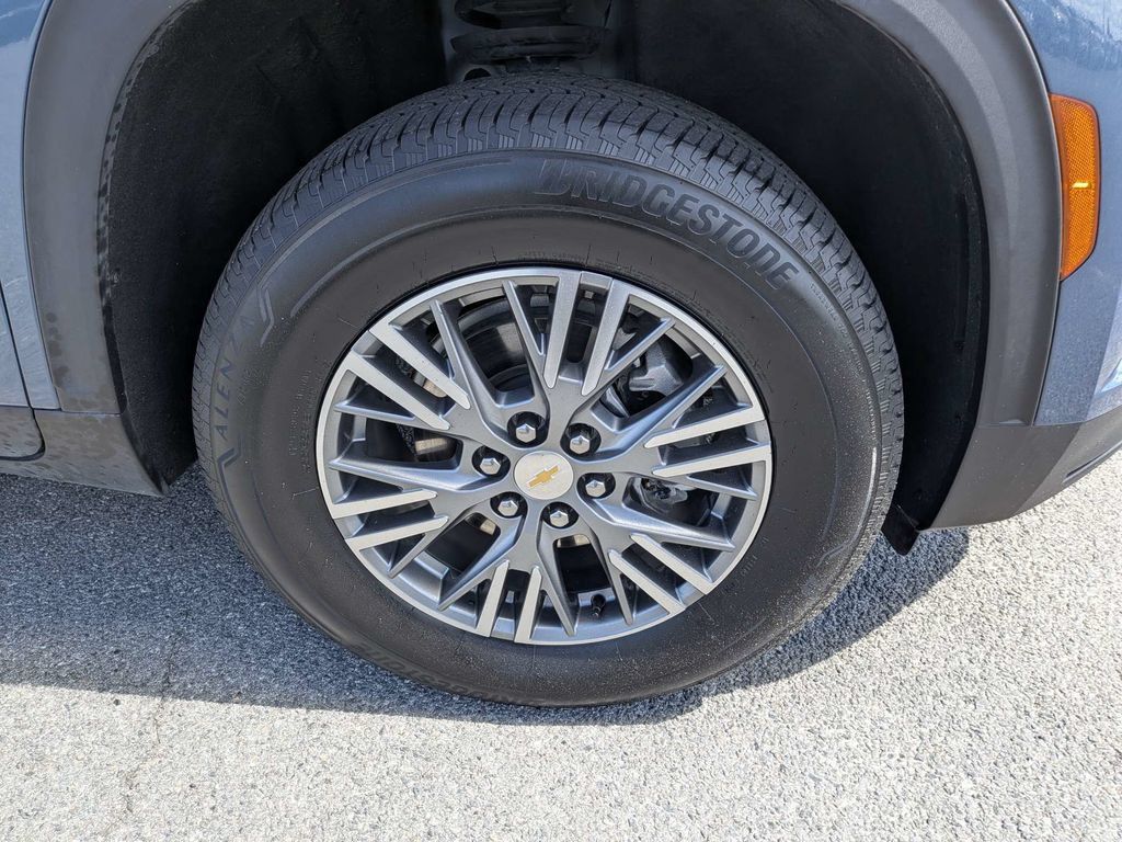 Used 2025 Chevrolet Traverse LT FWD image 11