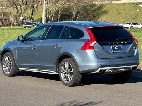 Used 2017 Volvo V60 T5 Cross Country w/ Convenience Package image 5