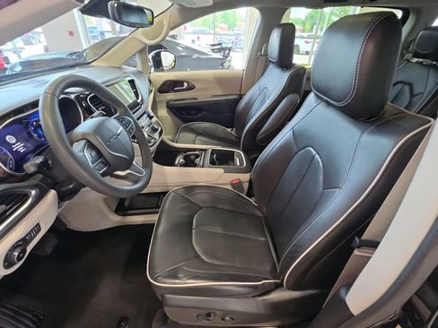 Used 2023 Chrysler Pacifica Limited FWD image 19
