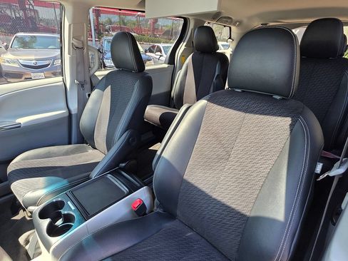 Used 2014 Toyota Sienna SE w/ SE Premium Package w/Entune FWD image 26