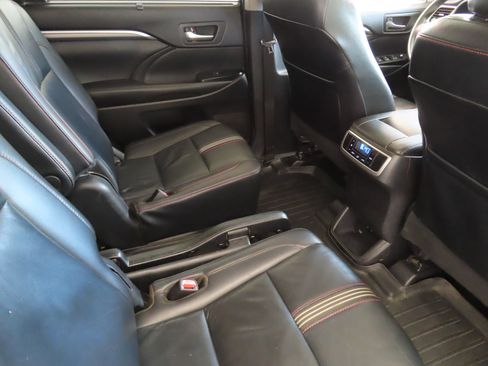 Used 2019 Toyota Highlander SE w/ Nightshade Edition FWD image 26