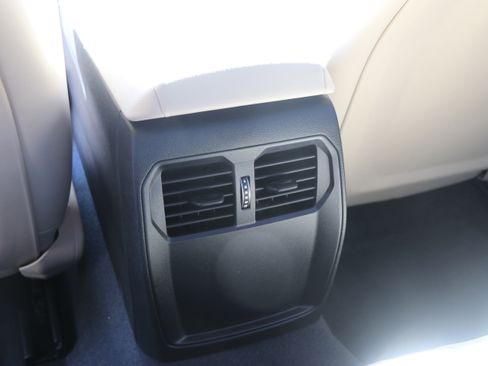 Used 2025 BMW 230i Coupe w/ Convenience Package image 32