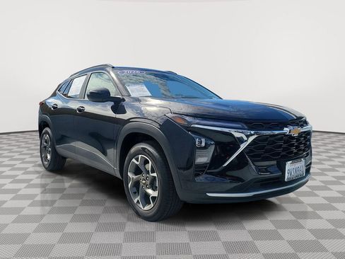 Used 2026 Chevrolet Trax LT image 2