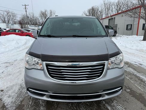 Used 2015 Chrysler Town & Country Touring w/ Driver Convenience Group image 2