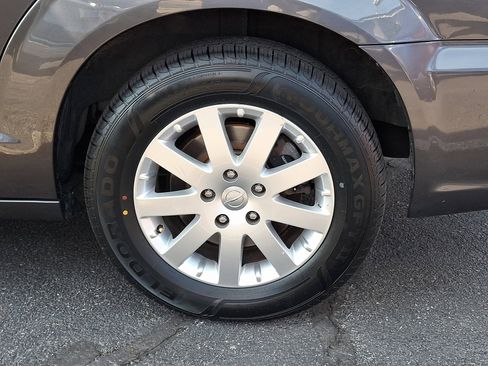 Used 2016 Chrysler Town & Country Touring w/ Driver Convenience Group image 8