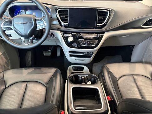 Used 2024 Chrysler Pacifica Limited FWD image 17