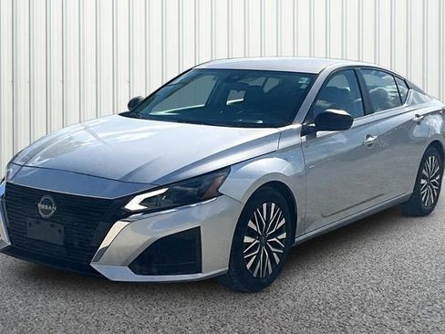 Used 2024 Nissan Altima 2.5 SV FWD image 2