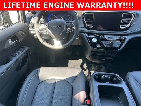 New 2026 Chrysler Pacifica Select FWD image 18