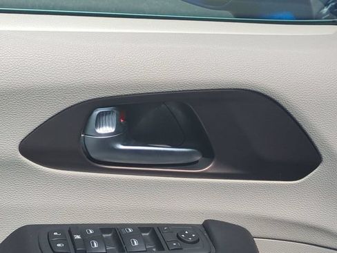 Used 2019 Chrysler Pacifica Touring-L w/ Tire & Wheel Group FWD image 13