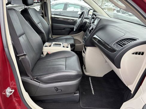 Used 2015 Chrysler Town & Country Touring-L w/ Driver Convenience Group image 18