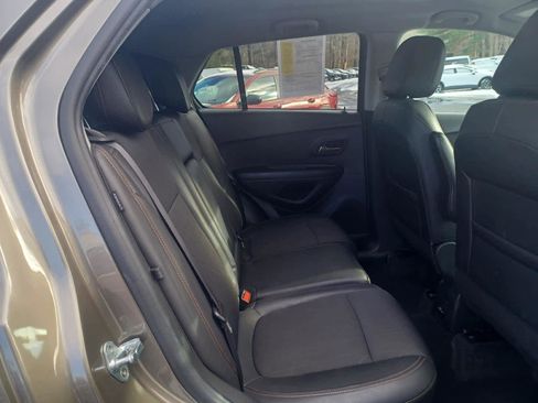 Used 2022 Chevrolet Trax LT w/ LT Convenience Package image 17