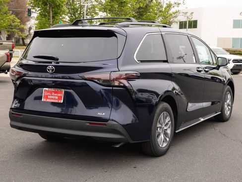 New 2026 Toyota Sienna XLE FWD image 5