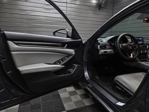 Used 2020 Honda Accord EX image 32