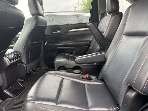 Used 2019 Toyota Highlander XLE AWD/4WD image 11