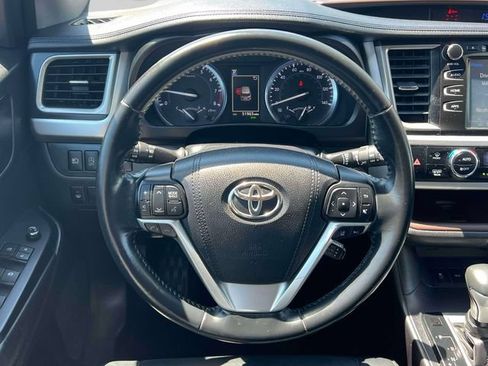 Used 2018 Toyota Highlander XLE AWD/4WD image 17