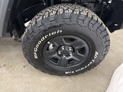 Used 2025 Jeep Wrangler Sport image 17