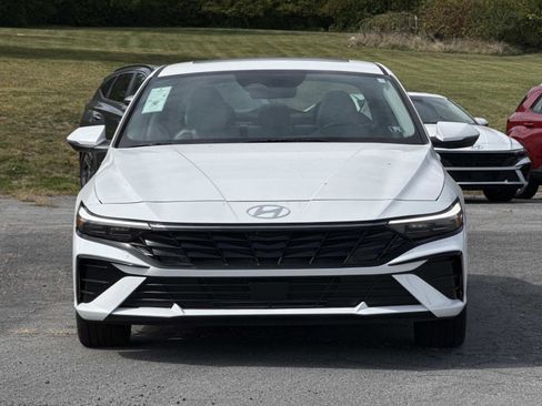 New 2025 Hyundai Elantra Limited image 17