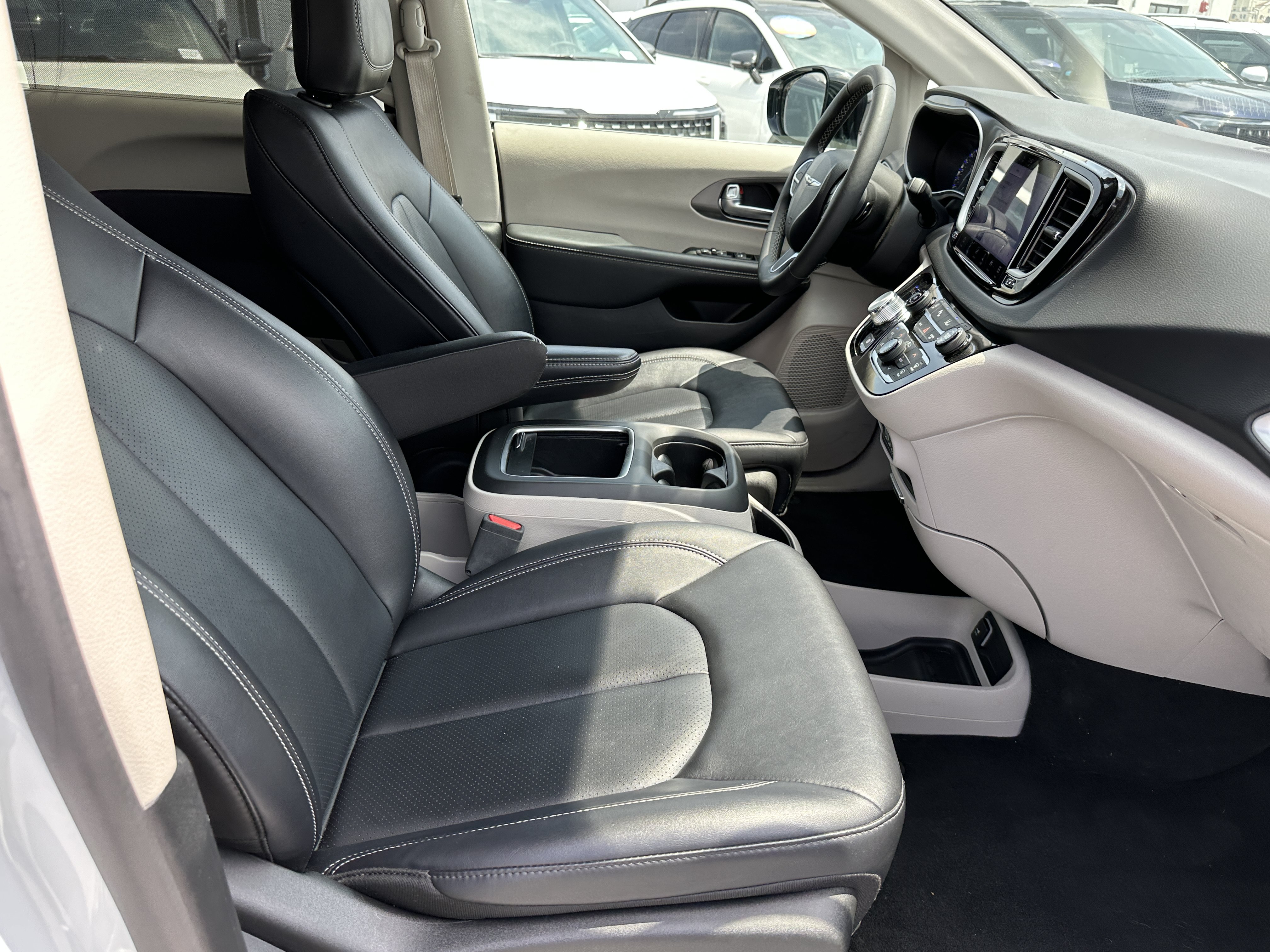 Used 2024 Chrysler Pacifica Touring-L FWD image 16