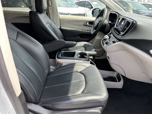 Used 2024 Chrysler Pacifica Touring-L FWD image 16