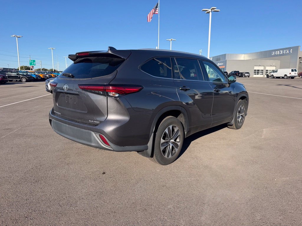 Used 2022 Toyota Highlander XLE AWD/4WD image 6