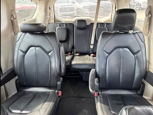 Used 2019 Chrysler Pacifica Touring-L FWD image 10