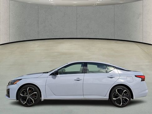 Used 2024 Nissan Altima 2.5 SR w/ SR Premium Package image 8