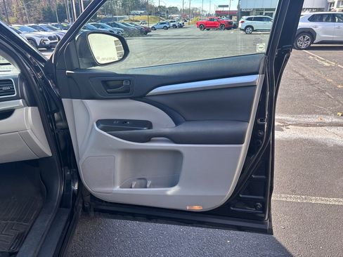 Used 2015 Toyota Highlander LE image 48