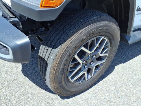 Used 2025 Jeep Wrangler Unlimited Sahara AWD/4WD image 11