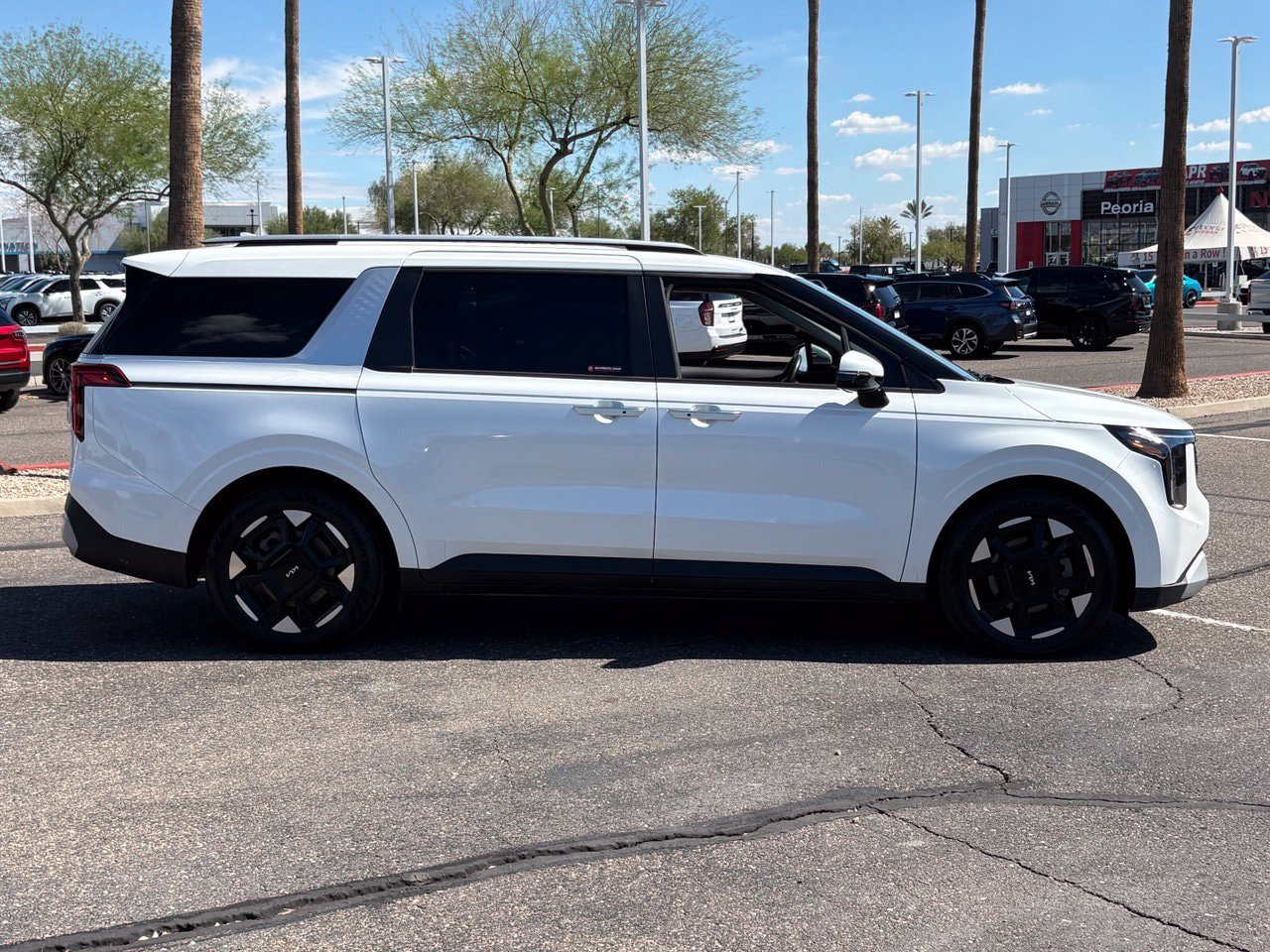 Used 2025 Kia Carnival EX FWD image 7