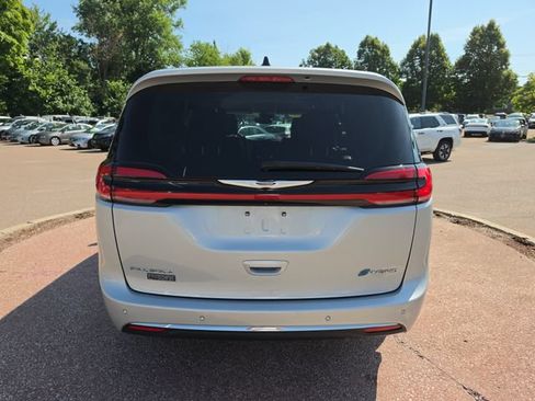 Used 2024 Chrysler Pacifica Limited FWD image 4