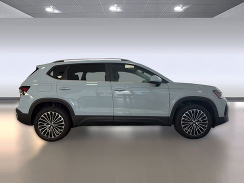 New 2026 Volkswagen Taos SE FWD image 8