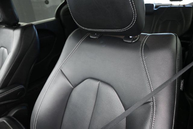 Used 2025 Chrysler Pacifica Select FWD image 18