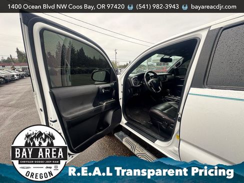 Used 2017 Toyota Tacoma 4x4 Double Cab image 10