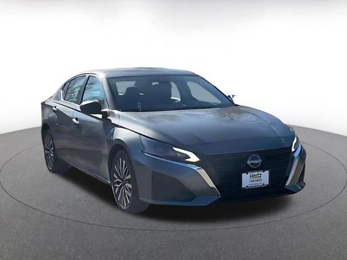 Used 2025 Nissan Altima 2.5 SV image 3