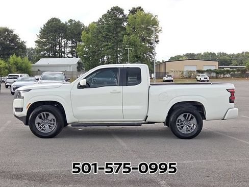 Used 2025 Nissan Frontier SV RWD image 2