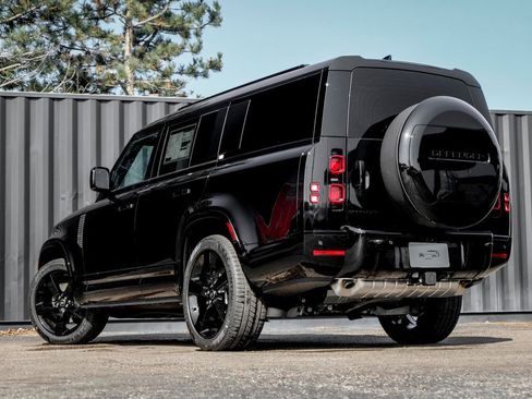 Used 2025 Land Rover Defender 130 X-Dynamic SE image 5