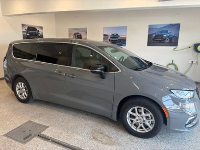 Used 2025 Chrysler Pacifica Select