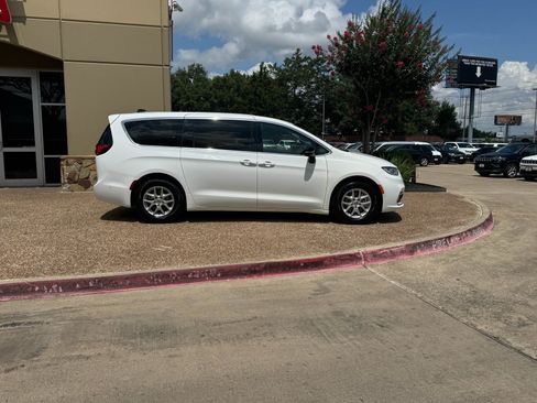 Used 2024 Chrysler Pacifica Touring-L FWD image 6