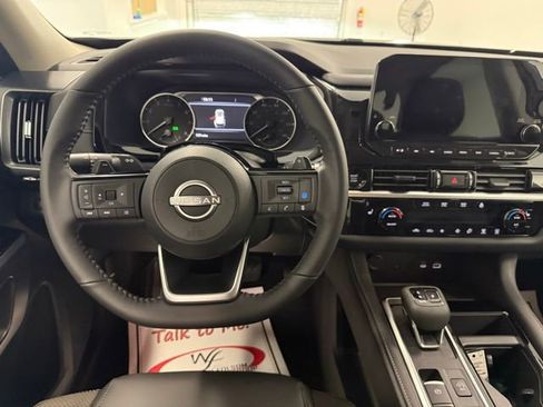 New 2025 Nissan Pathfinder SL image 17